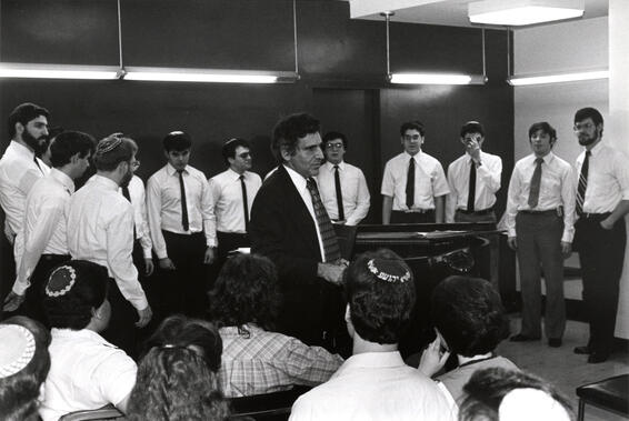 Image noir et blanc d'un groupe d'hommes chantant ensemble