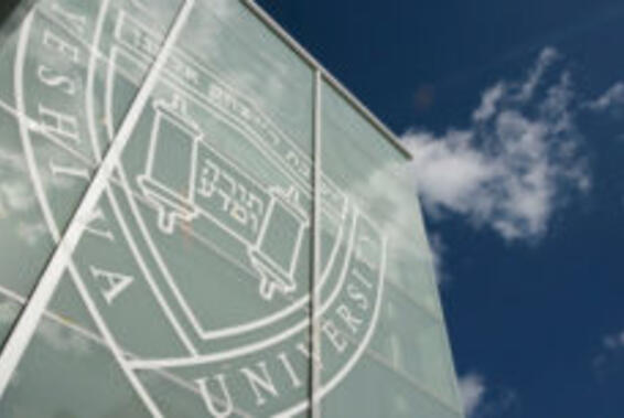 Fenêtre avec le blason de YU